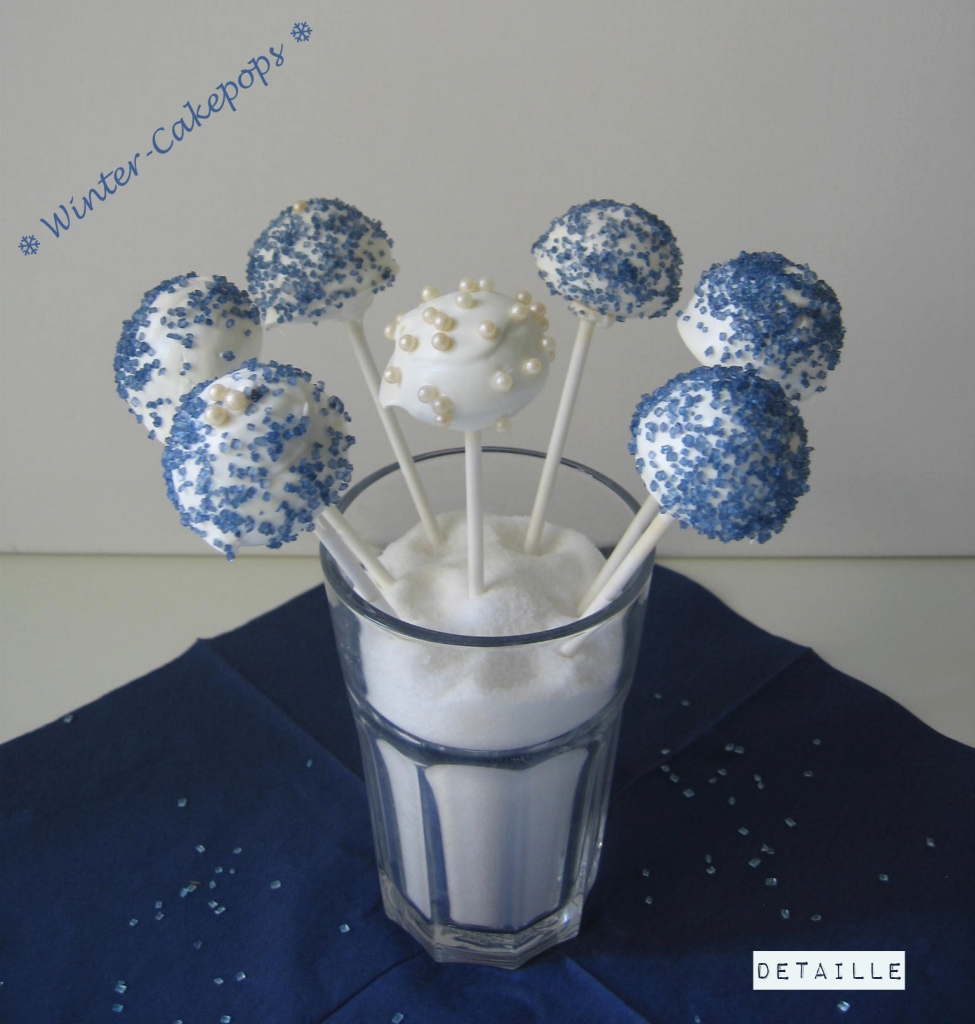 Cake Pops mit Perlen und blauem Zucker